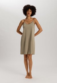 Vestito sottoveste a lunghezza ginocchio in verde oliva, realizzato in tessuto liscio. Presenta spalline sottili e un sottile scollo a V.