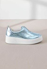 Metalické světle modré slip-on boty s bílou platformovou podešví; obsahují elastické boční akcenty a dekorativní prošívání na svršku.