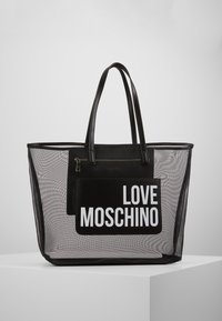 Svart nätväska med en enfärgad svart dragkedjeficka med "LOVE MOSCHINO" i djärv vit text, designad med två hållbara handtag.
