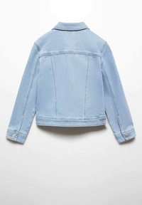 Giacca di jeans azzurro chiaro con maniche lunghe, colletto e polsini con bottoni. Presenta una vestibilità dritta e un dettaglio sul dietro.