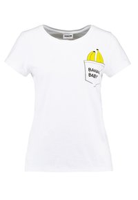Bílá bavlněná tričko s kulatým výstřihem. Obsahuje grafiku na přední kapse se dvěma žlutými banány a textem "BANANA BABY" v černé barvě.