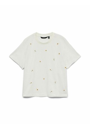 Maglietta bianca a maniche corte con ricamo di piccoli fiori gialli sparsi e scollo rotondo, distesa su uno sfondo bianco.