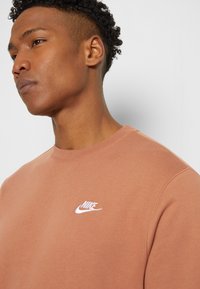 Nike Sportswear CRW - Camisola - mineral clay