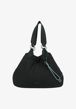 Bolso de hombro de tejido suave negro con correas anchas sujetas por anillos de plata y un cordón azul claro con un pequeño charm de metal redondo.