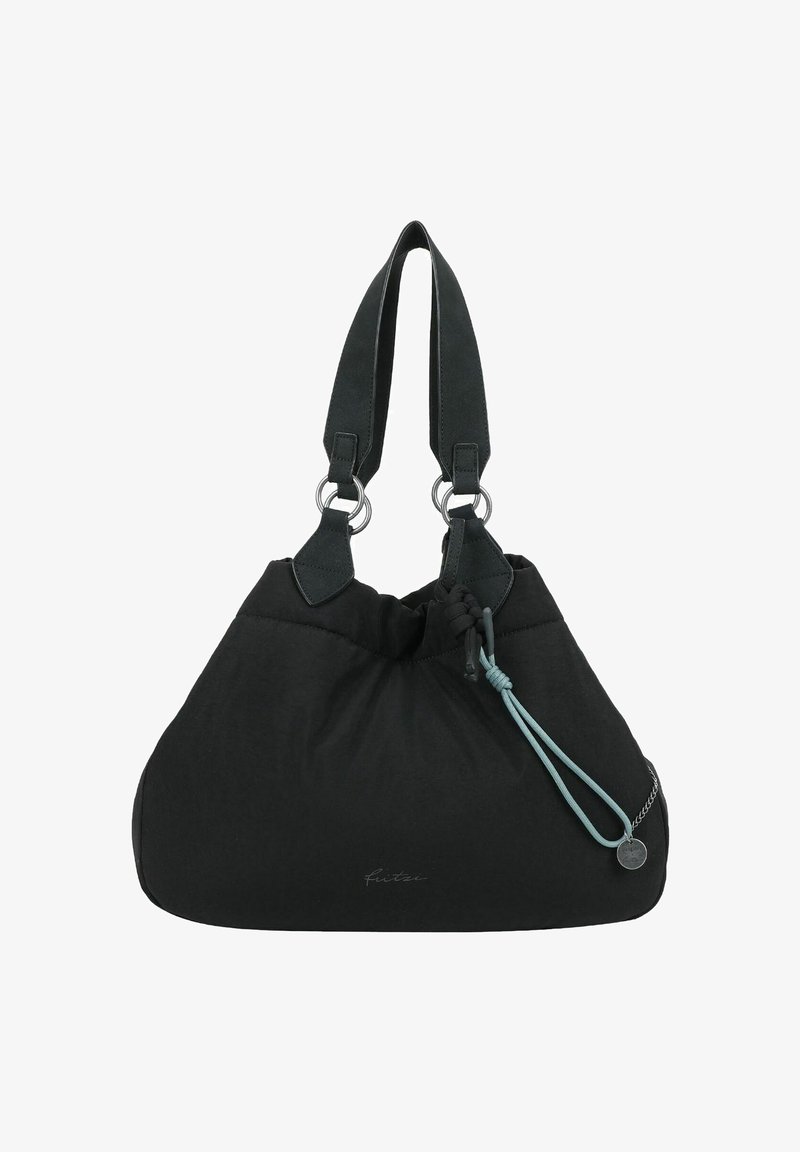 Schwarze weiche Stoffschultertasche mit breiten Riemen, die von silbernen Ringen befestigt sind, und einem hellblauen Kordelzug mit einem kleinen runden Metallanhänger.