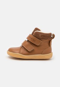 Brune skinn mid-top sko til barn med to borrelåsremmer, beige fôr, myk tekstur og gummisåle. Har en liten løftestropp på hælen.