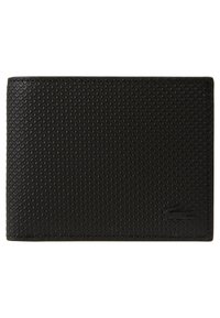 Μαύρο πορτοφόλι φτιαγμένο από υλικό υφής με διακριτό μοτίβο. Διαθέτει ένα μικρό λογότυπο στην κάτω δεξιά γωνία. Συμπαγές ορθογώνιο σχήμα.