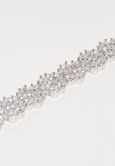 Bracciale in tonalità argento con cristalli trasparenti rotondi e scintillanti disposti in motivi floreali, con maglie lisce e lucidate in mezzo.