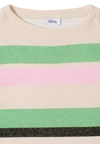 T-shirt en coton beige clair avec des rayures horizontales vertes, roses et noires. Présente un col rond et une étiquette en tissu portant la mention "CECIL".