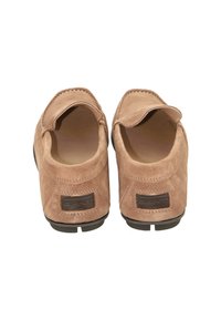 Beige Wildleder-Slipper mit runden Zehen, genähten Details und einem braunen Lederlogo-Patch auf der Rückseite. Flache Gummisohlen.