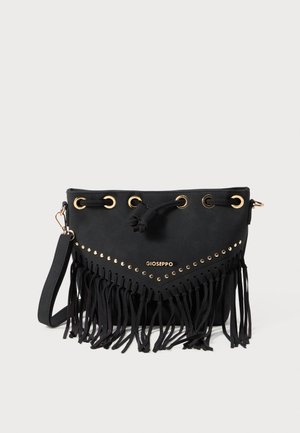Borsa a secchiello nera in suede con hardware dorato, dettagli in frange e accenti di borchie. Caratterizzata da una tracolla regolabile e logo sul davanti.