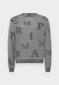 Grå sweatshirt med ett texturerat mönster av stora, överlappande bokstäver. Långa ärmar, rund halsringning och ribbade muddar och fåll.