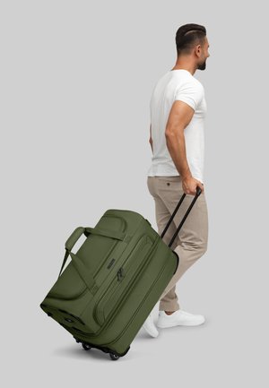 Borsa da viaggio a rotelle verde oliva con doppi manici, manico estensibile nero e ruote, caratterizzata da materiale testurizzato e cerniere.