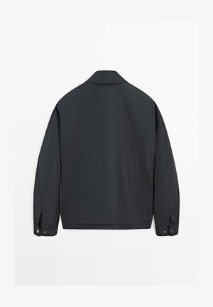 Giacca leggera nera con colletto classico, polsini con bottoni e texture liscia. Progettata per una vestibilità rilassata con uno stile minimalista.