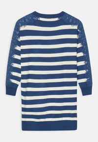 Blau- und cremefarbener gestreifter Strickpullover mit Spitzenakzenten an den Schultern, langen Ärmeln sowie gerippten Bündchen und Saum.