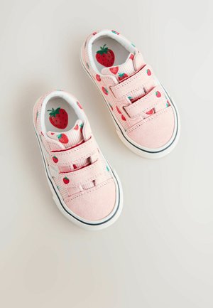 Roosad lõuendist tossud elastsete rihmadega, välisküljel maasikate mustriga ja triibulise sisemise voodriga maasikatega.