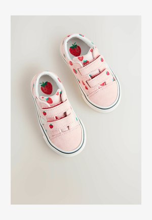 Scarpe da ginnastica in tela rosa con fasce elastiche, caratterizzate da un motivo a fragole sulla parte esterna e una fodera interna a righe con fragole.