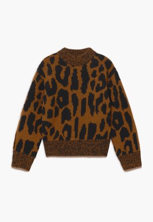 Maglione lavorato a maglia con stampa leopardata marrone e nera, polsini, orlo e collo alto a coste, disteso su sfondo bianco.