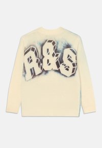Maglione crema con maniche lunghe, caratterizzato da una grande scritta grafica "R&S" in bold neri e grigi nella parte posteriore. Tessuto morbido e con texture.