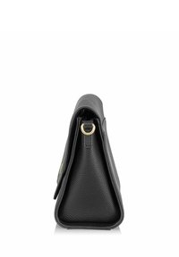 Czarna skórzana torebka z teksturowanym wykończeniem, w kształcie trójkąta, z zamknięciem na górnej klapie i akcentami w kolorze złotym.