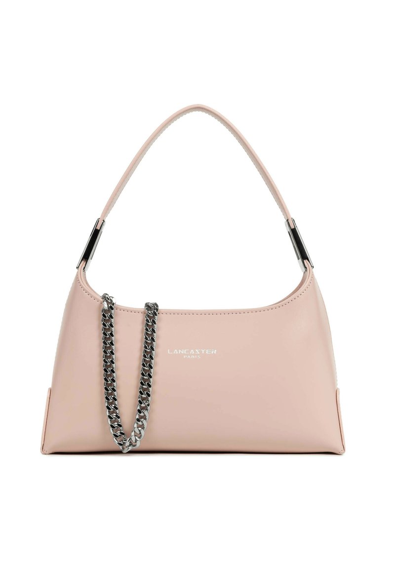 Borsa in pelle rosa con manico curvo e dettaglio a catena argento. Presenta logo in rilievo sulla parte frontale e forma strutturata.