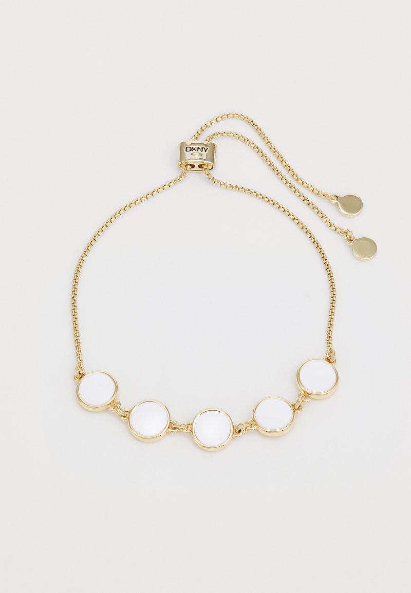 Pulseira de corrente em ouro com cinco acentos circulares de esmalte branco, conectados por elos metálicos, com fecho deslizante para comprimento ajustável.
