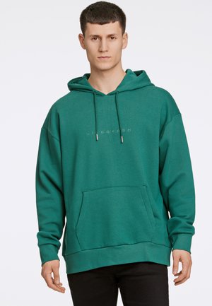 Sudadera verde hecha de tela texturizada, con un bolsillo frontal, cordones ajustables y un logotipo sencillo en el pecho.