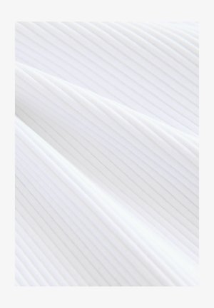 Weißer gerippter Stoff mit feinen vertikalen Linien und einer glatten Textur, der in sanften Falten hängt.