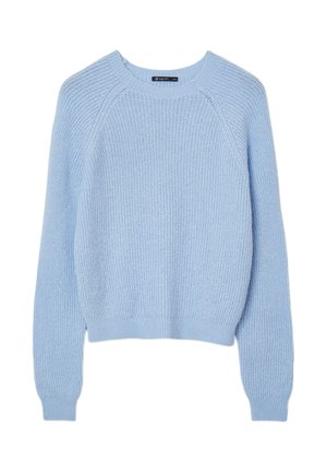 Maglione in maglia azzurro chiaro con scollo tondo, maniche raglan e polsini a costine, caratterizzato da una texture morbida e un orlo corto.