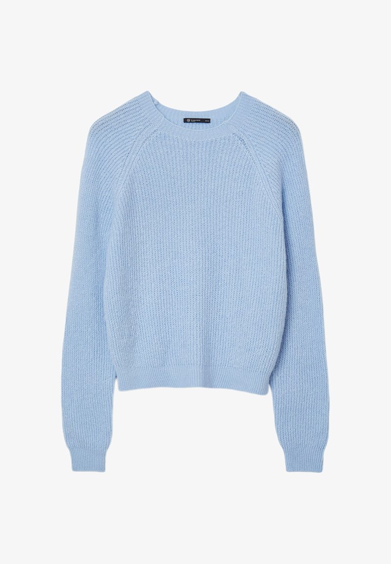 Pull en tricot bleu clair avec un col rond, des manches raglan et des poignets côtelés, présentant une texture douce et un ourlet court.