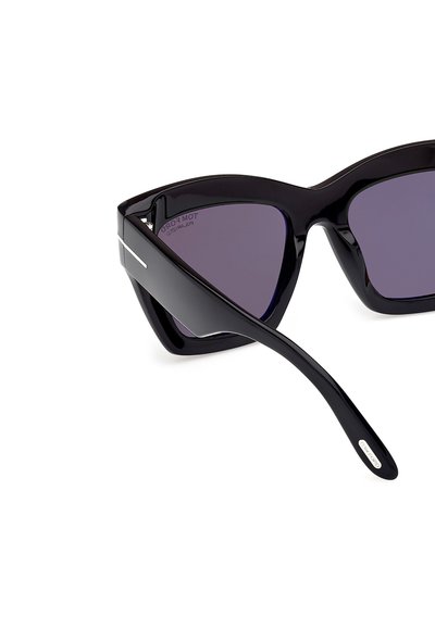 Ochelari de soare negri, tip cat-eye, cu lentile întunecate, rame din plastic lucios și accente argintii pe brate. Design unghiular cu brațe rezistente.