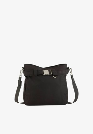 Bolso de hombro negro con correa ajustable, detalle de hebilla plateada en la correa delantera y cierres metálicos en ambos lados.