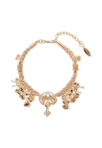 Collier tressé beige avec quincaillerie dorée, comportant des charms ronds et un pendentif, orné de strass pour un détail supplémentaire.