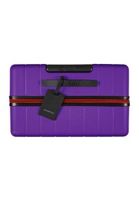 Paarse harde koffer met zwarte accenten en een rode rits. Kenmerkt zich door horizontale groeven en een zwarte tag met het "ETERNITIV3" logo.