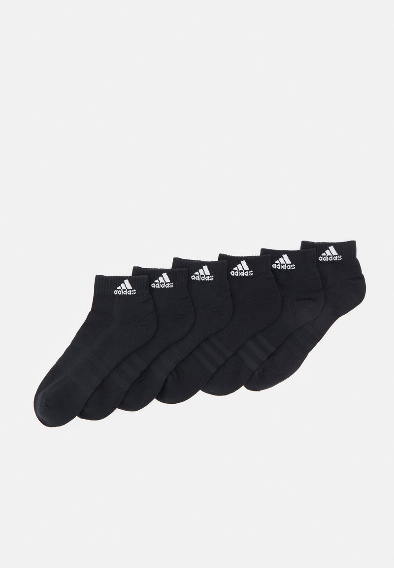 Čierne bavlnené ponožky po členky, šesť párov, s bielym logom adidas, rebrovanými manžetami a hladkým povrchom. Štandardný tvar s vystuženou špičkou a pätou.
