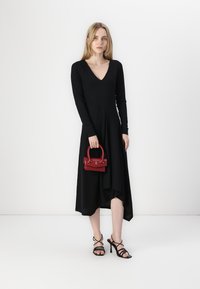 Must have, soon must have, sinine, soon to must have,  peitsi, or simplicitys towels, where knee length, in V shies was gone.  Must had sandals to have blackuitive ones sandalheel.