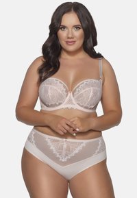 Set di lingerie di un rosa tenue, composto da un reggiseno in pizzo con ferretto e dettagli decorativi, abbinato a culotte a vita alta con particolari in pizzo.