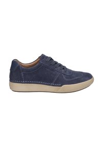 Sneaker en suède marine avec une texture lisse, bout rond, semelle en caoutchouc beige et lacets ton sur ton. Présente des accents de coutures sur les côtés.