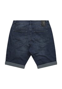Shorts in denim blu scuro con orlo arrotolato, dotati di due tasche posteriori e un'etichetta del marchio sulla vita. Texture liscia, design casual.