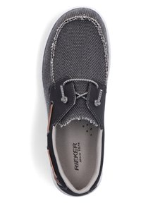 Scarpa in tessuto grigio texturizzato con accenti neri, cuciture a contrasto e dettagli marroni. Design a profilo basso e punta rotonda con chiusura a lacci.