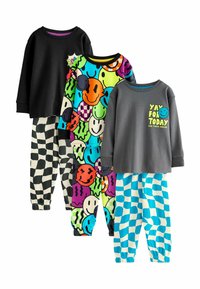 Fire sæt farverigt loungewear: sort langærmet top med grafik, mønstrede sweatshirts og ternede pyjamasbukser i livlige farver.