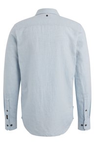 Camisa de lino de color azul claro con mangas largas, puños de botón, dobladillo curvado y un botón de acento negro en la parte posterior del escote.