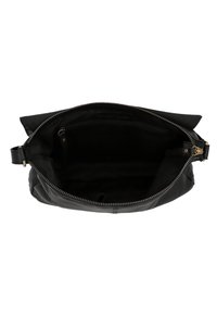 Borsa in pelle nera con chiusura a zip, dotata di un interno foderato, una piccola tasca interna e una consistenza morbida.