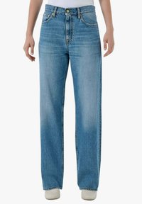 Jeans in denim azzurro chiaro con vita alta, design a gamba dritta e scoloritura minima. Presentano dettagli con bottoni dorati e la classica struttura a cinque tasche.