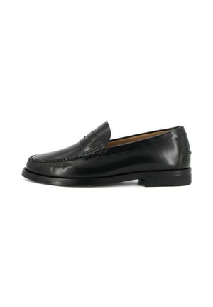 Scarpa penny loafer in pelle nera con tacco basso, cuciture moc toe e finitura liscia mostrata di profilo su sfondo bianco.