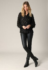 Niet geselecteerd, Black