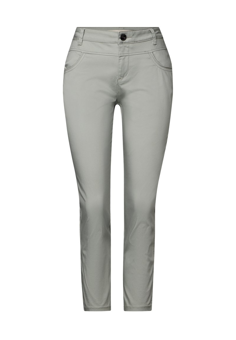 Jasnoszare spodnie z gładkiego materiału, o dopasowanym kroju, z klasycznymi kieszeniami i guzikowym zapięciem z przodu.