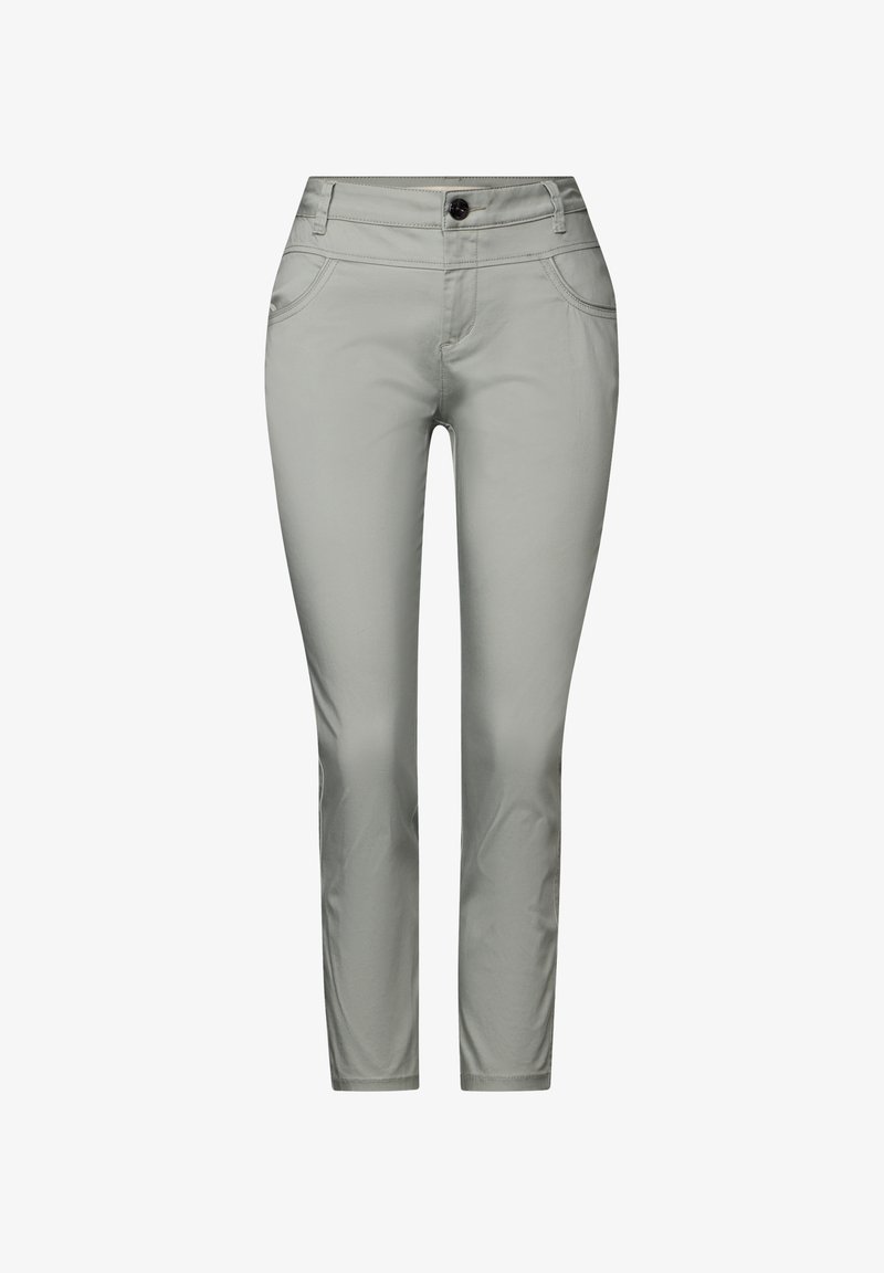 Ljusgrå byxor gjorda av ett slätt tyg, med en figursydd design, standardfickor och knäppning framtill.