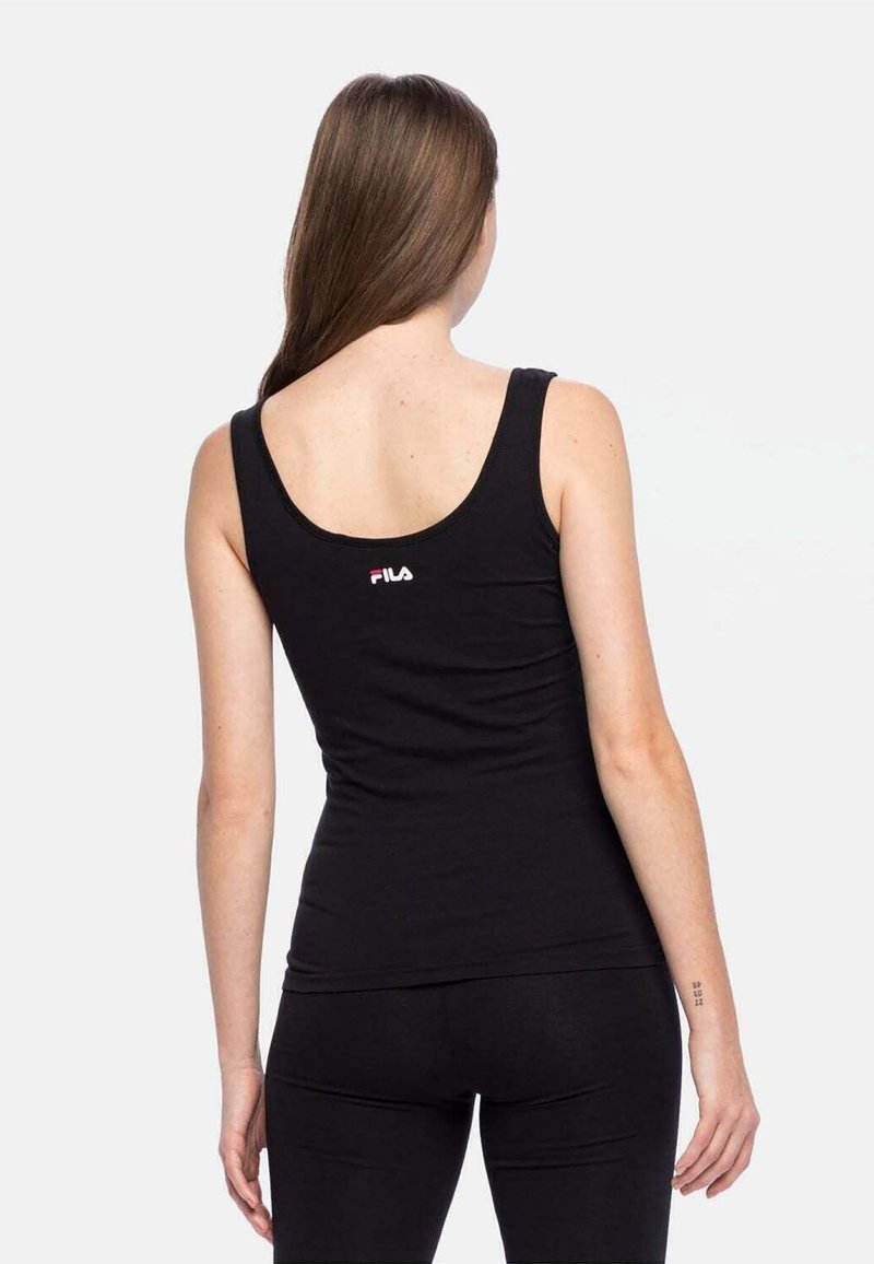 Schwarzes, eng anliegendes Tanktop mit breiten Trägern, das auf dem Rücken ein kleines weißes und rotes FILA-Logo zeigt. Glatte Baumwolltextur.