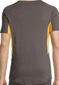 T-shirt med korte ærmer i sportstype, fremstillet af mørkegrå hovedstof og lysegrå net-paneler på siden, med en glat tekstur og afslappet pasform.
